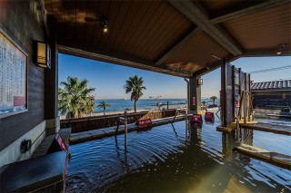 源泉露天風呂(公式サイトから引用)