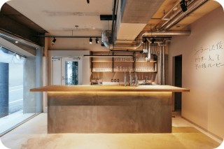 受付・バー(公式サイトから引用)