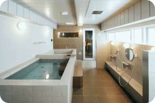 女湯・水風呂(公式サイトから引用)