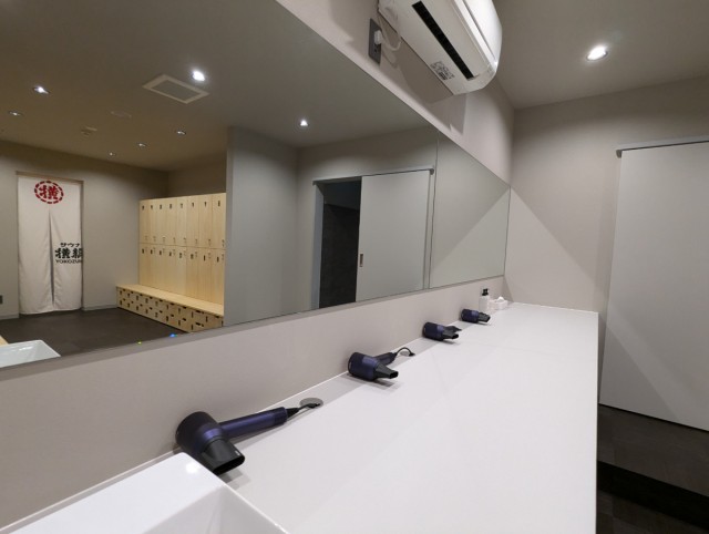 化粧台(dysonのドライヤー・化粧水完備)