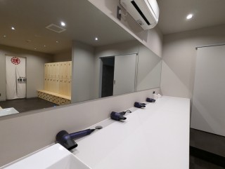 化粧台(dysonのドライヤー・化粧水完備)