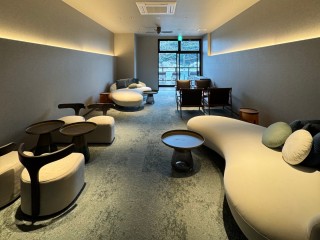 ラウンジ（着衣の休憩スペース）