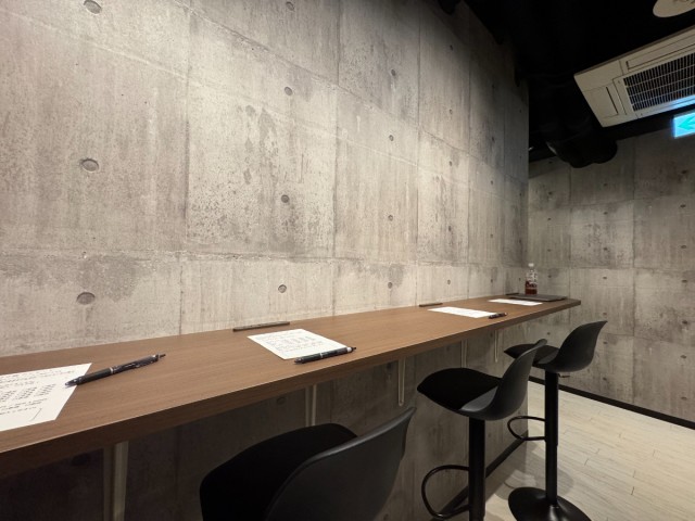 休憩・作業スペース(充電・Wi-Fi無料)