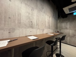 休憩・作業スペース(充電・Wi-Fi無料)